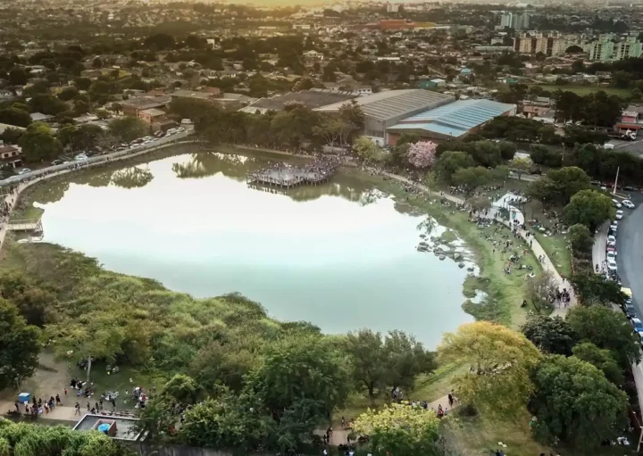 Foto que ilustra matéria sobre os melhores bairros de Alvorada, no Rio Grande do Sul, mostra uma vista do alto do Parque Municipal Lagoa do Cocão, uma das principais atrações da cidade (Foto: Renato Mayer | Reprodução do Facebook da Lagoa do Cocão)