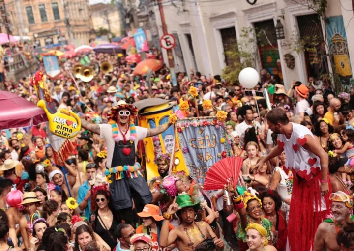 Foto que ilustra matéria sobre Carnaval de rua mostra uma panorâmica do cortejo do bloco Céu na Terra, com uma rua do bairro de Santa Teresa, no Rio de Janeiro, lotada de foliões (Foto: Gabriel Monteiro/Riotur)