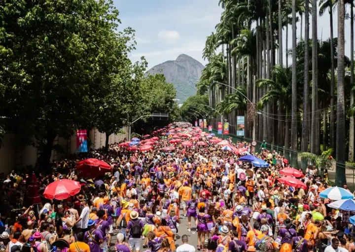 Foto que ilustra matéria sobre o Carnaval no Rio de Janeiro mostra uma panorâmica do desfile do Bloco Escangalha, na Rua Jardim Botânico. (Foto: Tata Barreto/Riotur)