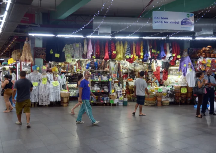 Foto que ilustra matéria sobre o Mercadão de Madureira mostra algumas lojas do interior do estabelecimeto com pessoas circulando (Crédito: Shutterstock)