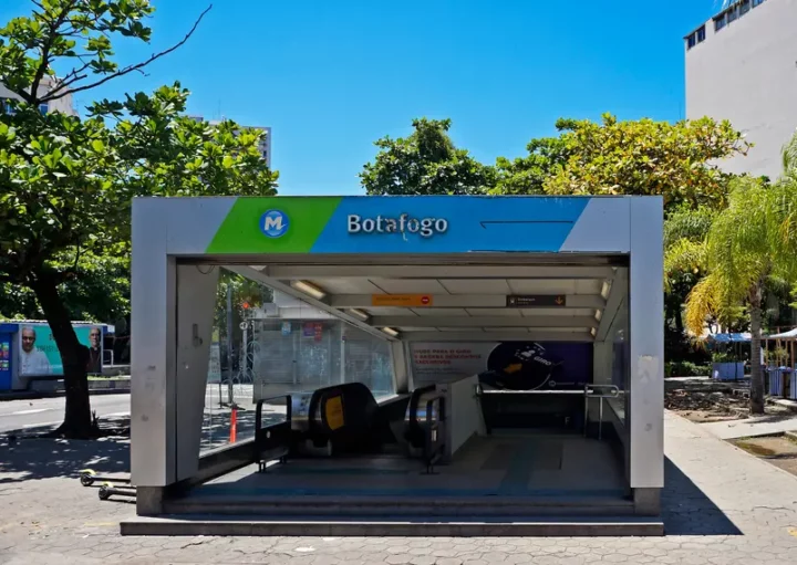 Foto que ilustra matéria sobre o Metrô Botafogo mostra a entrada da estação (Foto: Shutterstock)