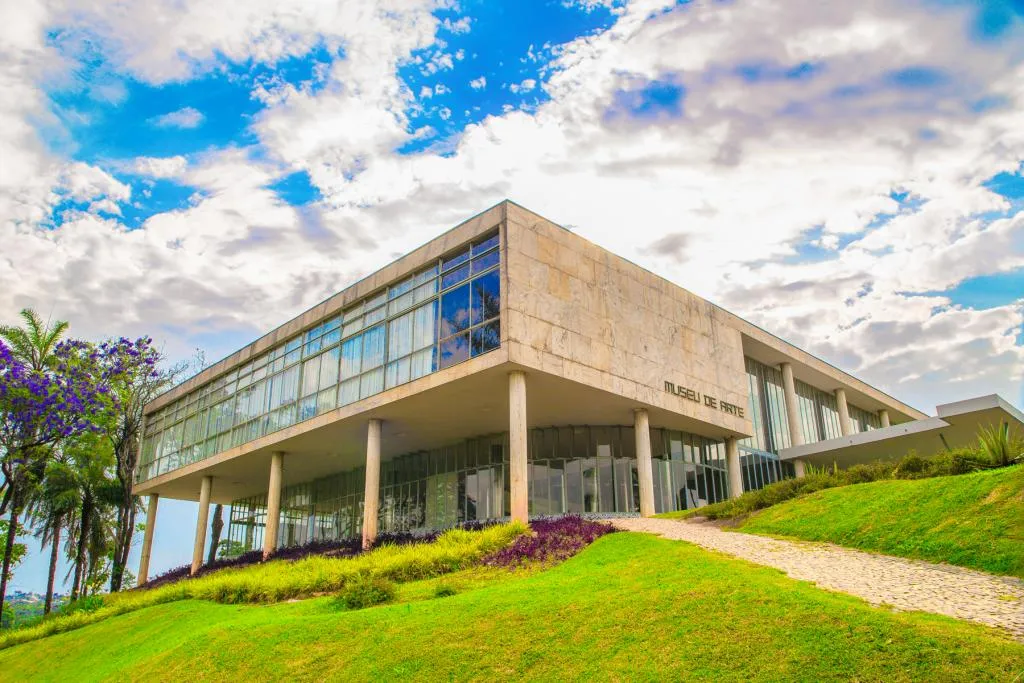 Foto que ilustra matéria sobre museus em BH mostra a fachada do Museu de Arte da Pampulha.