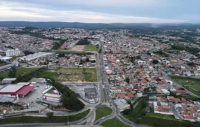 Foto que ilustra matéria sobre onde fica Votorantim mostra uma visão aérea da cidade (Foto: Shutterstock)