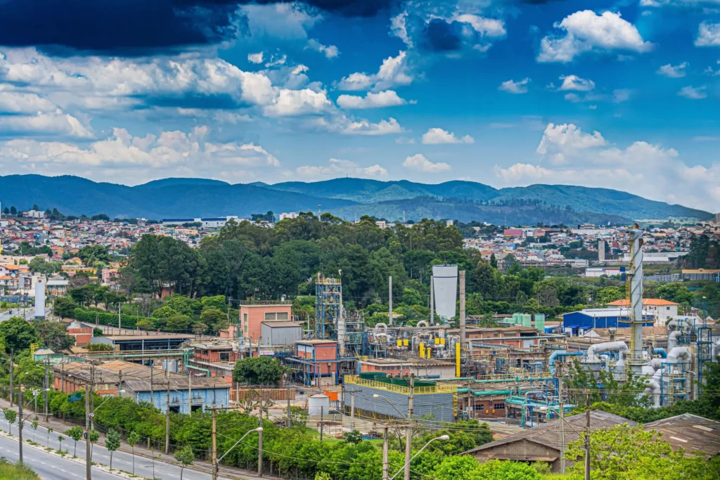 Imagem da vista aérea de Várzea Paulista mostra casas, avenidas e vegetação em um dia de céu azul para ilustrar matéria sobre as cidades mais seguras no Brasil