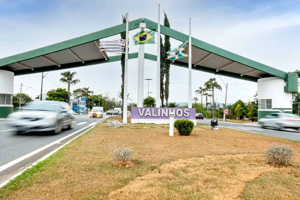Foto que ilustra matéria sobre a cidade mais segura do Brasil mostra o pórtico de entrada da cidade
