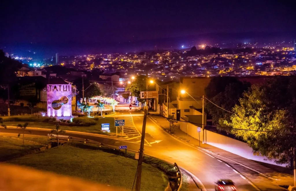 Imagem da vista noturna da cidade de Tatuí, em São Paulo