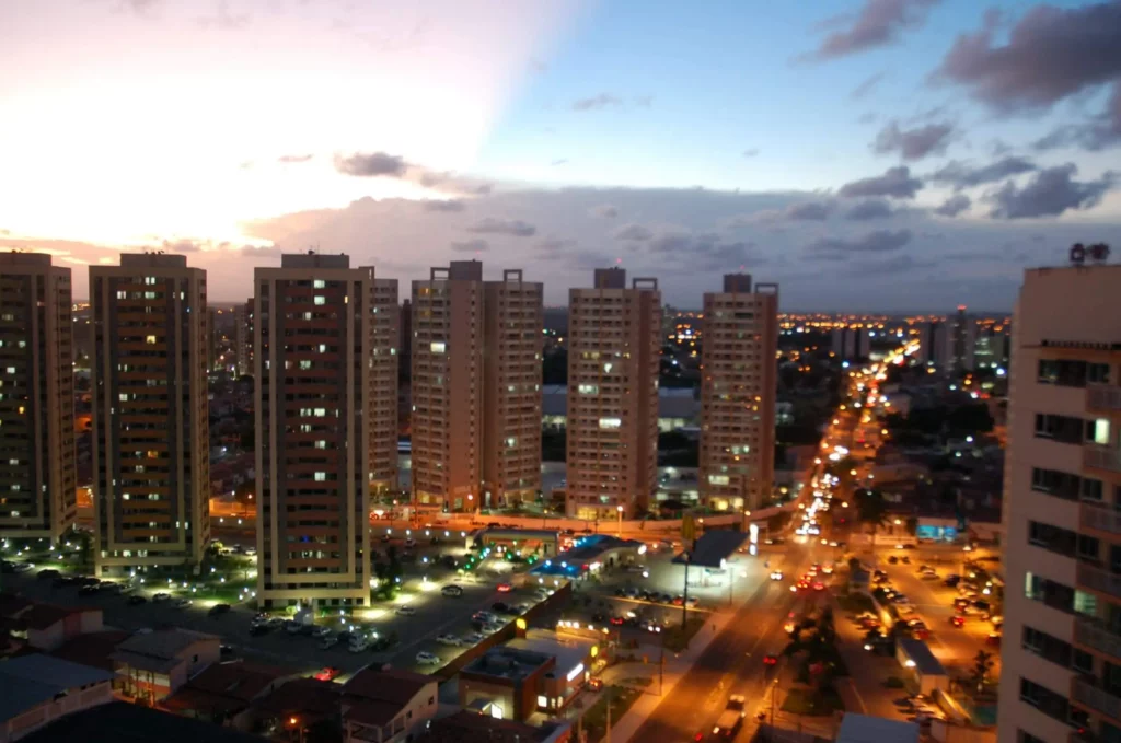 Imagem da vista aérea de Parnamirim, no Rio Grande do Norte, mostra prédios da cidade durante a noite