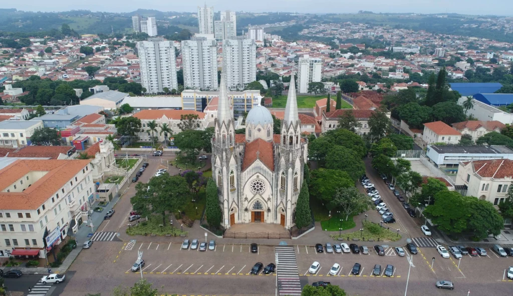 Imagem da vista aérea de Botucatu, em São Paulo, mostra catedral no centro da cidade, avenidas, carros nas ruas, além de casas e prédios ao fundo para ilustrar matéria sobre as cidades mais seguras de São Paulo
