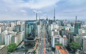 Imagem da Avenida Paulista, em São Paulo, e prédios ao redor para ilustrar matéria sobre as cidades mais seguras de SP