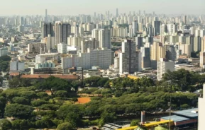 Vista aérea da cidade de São Paulo mostra vegetação e prédios da paisagem urbana para ilustrar matéria sobre as cidades mais seguras do Brasil