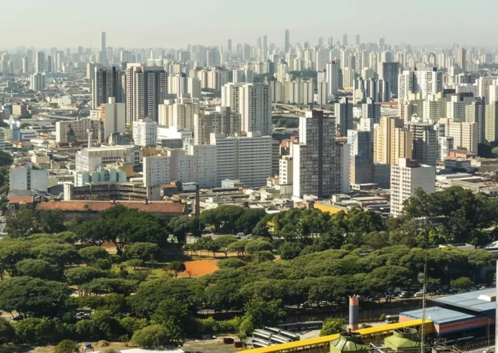 Vista aérea da cidade de São Paulo mostra vegetação e prédios da paisagem urbana para ilustrar matéria sobre as cidades mais seguras do Brasil