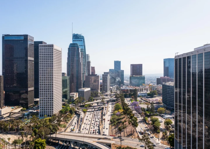 Vista aérea de uma cidade com prédios e vias para o tráfego de carros para ilustrar matéria sobre as cidades mais seguras do Brasil