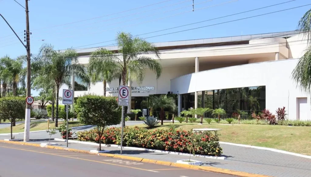 Imagem da prefeitura da cidade de Sertãozinho, em São Paulo
