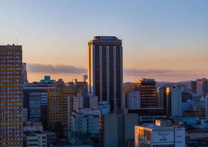 Imagens de prédios de Curitiba.