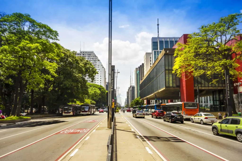 Imagem da Avenida Paulista mostra faixa de tráfego, vegetação e o MASP à direita para ilustrar matéria sobre a melhor cidade para morar no Brasil