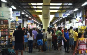 Imagem de visitantes nos corredores do Mercadão de Madureira para ilustrar matéria sobre o Mercadão Madureira. Divulgação: RioTur