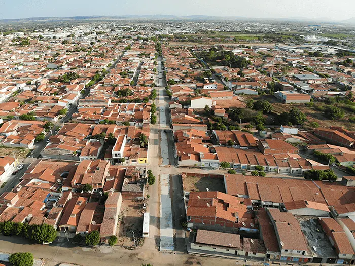 Imagem da vista aérea de Iguatu, no Ceará, mostra casas e avenidas do município