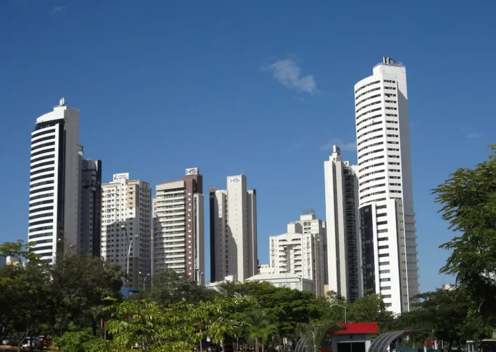 Fotografia de prédios altos em Goiânia.