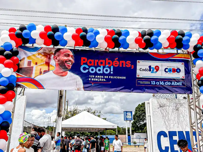 Imagem de uma estrutura com balões durante a comemoração do aniversário de Codó, no Maranhão