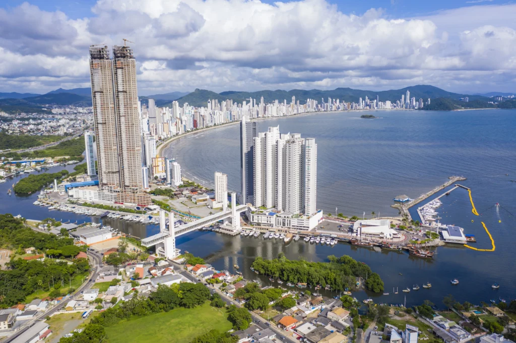 Vista aérea de Bauneário do Camboriú, em Santa Catarina, para ilustrar matéria sobre qual o melhor estado para morar no Brasil