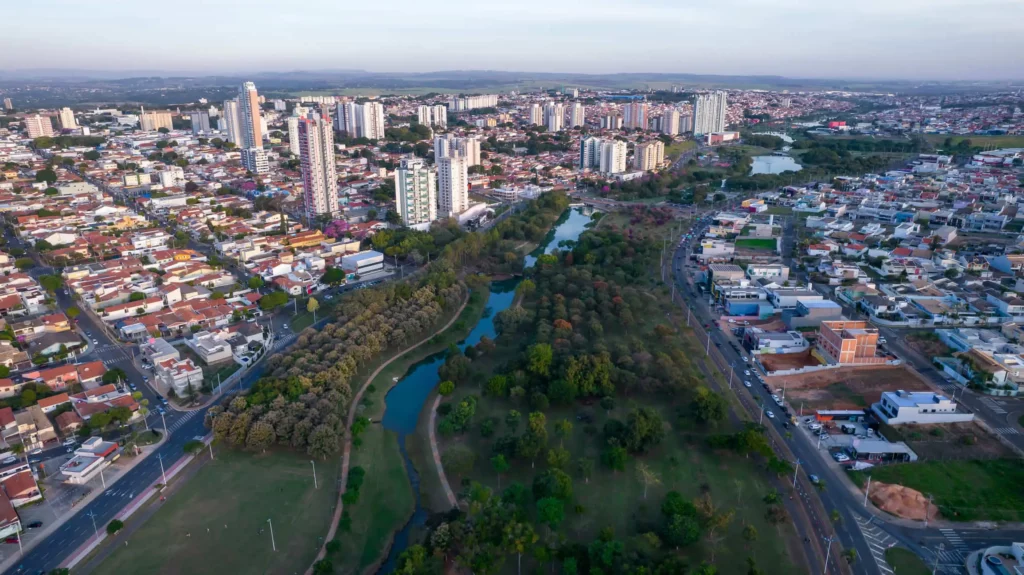 Imagem da vista aérea de Indaiatuba, em São Paulo, mostra parque no centro da cidade cercado por casas e prédios