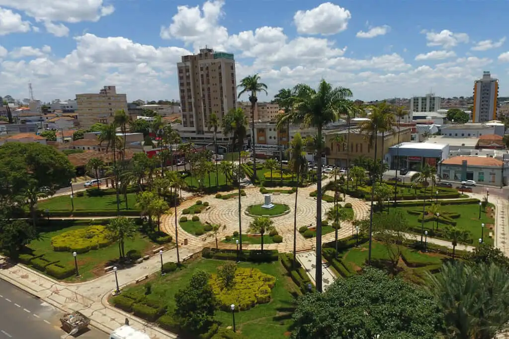 Imagem da estrutura urbana de Araxá, em Minas Gerais, mostra praça da cidade cercada por prédios, casas e vegetação