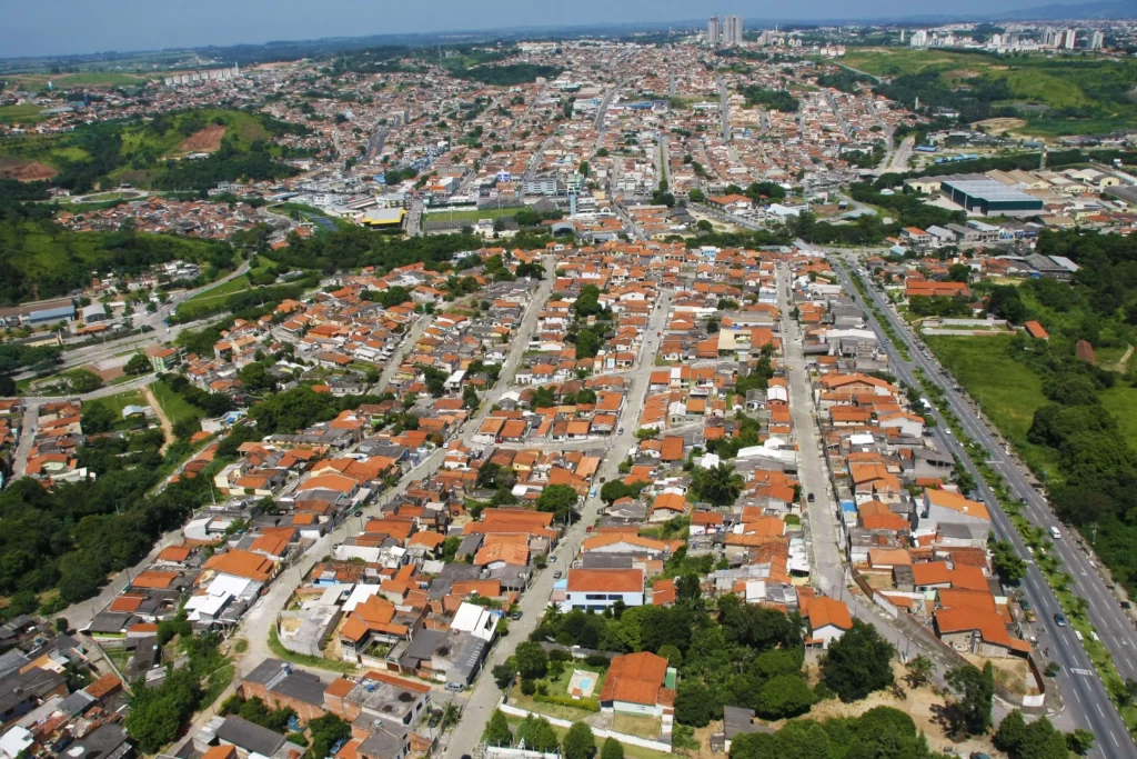 Imagem aérea com vista para casas e rodovias da cidade de Votorantim, em SP
