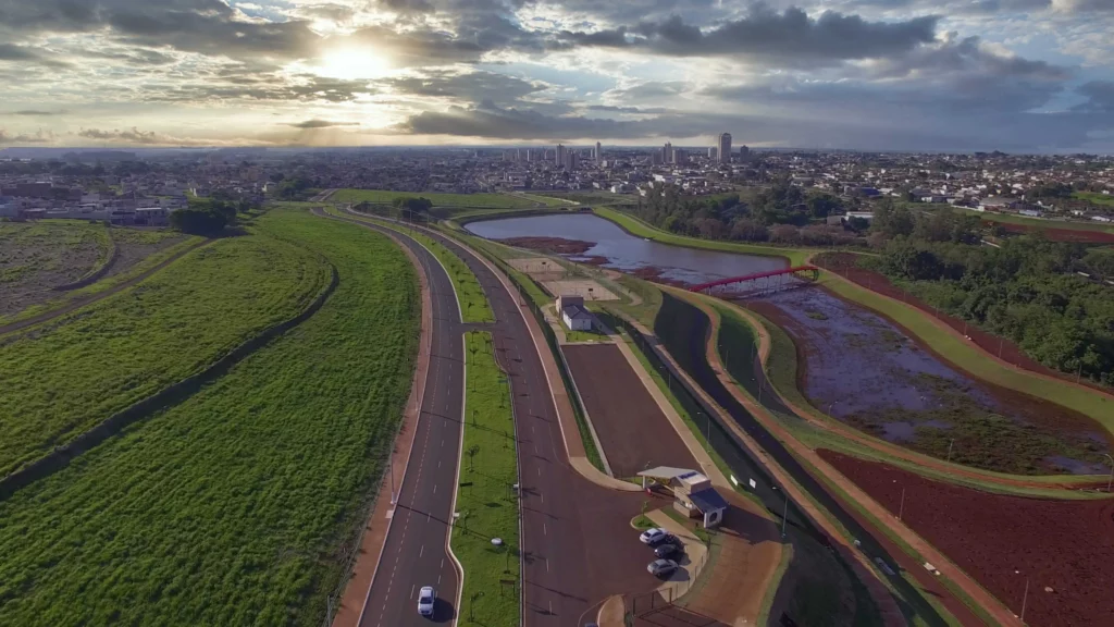 Imagem da vista aérea da entrada da cidade de Sertãozinho, em São Paulo, mostra avenidas com vegetação ao redor e construções ao fundo