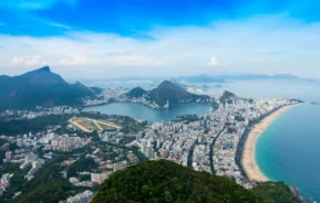 Fotografia aérea onde é possível visualizar algumas zonas do Rio de Janeiro.