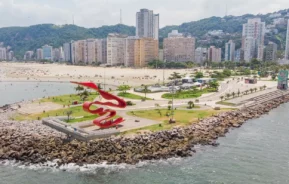 Foto que ilustra matéria sobre cidades da Baixada de Santos mostra a orla de Santos vista do alto (Foto: Rogério Cassimiro | MTur)