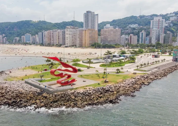 Foto que ilustra matéria sobre cidades da Baixada de Santos mostra a orla de Santos vista do alto (Foto: Rogério Cassimiro | MTur)