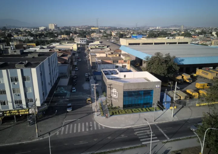 Foto que ilustra matéria sobre onde fica Mesquita mostra a cidade vista do alto, com destaque para o centro de operações da prefeitura em primeiro plano (Foto - Prefeitura Municipal de Mesquita)