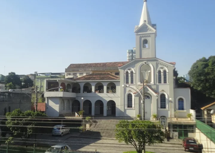 Foto que ilustra matéria sobre onde fica Nilópolis mostra a igreja matriz da cidade (Crédito: Wikimedia Commons)