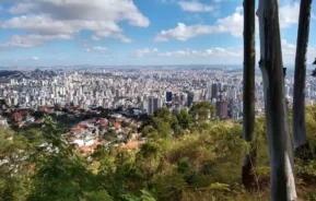 Foto que ilustra matéria sobre trilhas em BH mostra a vista da cidade do alto do Mirante da Mata no Parque das Mangabeiras (Foto: Getty Images)