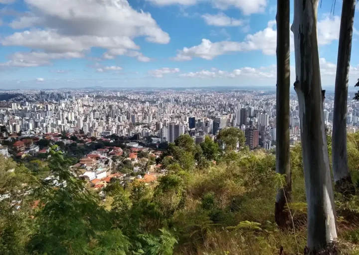 Foto que ilustra matéria sobre trilhas em BH mostra a vista da cidade do alto do Mirante da Mata no Parque das Mangabeiras (Foto: Getty Images)