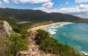 Foto que ilustra matéria sobre Trilhas em Florianópolis mostra a trilha que leva a Praia Lagoinha do Leste (Foto: Getty Images)