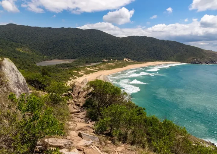 Foto que ilustra matéria sobre Trilhas em Florianópolis mostra a trilha que leva a Praia Lagoinha do Leste (Foto: Getty Images)