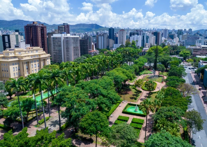 Imagem da vista aérea da Praça da Liberdade, localizada na capital de Minas Gerais, para ilustrar matéria sobre bairros bons e baratos para morar em BH