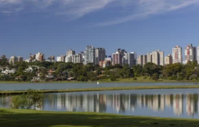 Imagem que ilustra matéria sobre os bairros bons e baratos para morar em Curitiba mostra parte do Parque Barigui, também na capital do Paraná