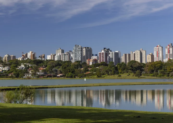 Imagem que ilustra matéria sobre os bairros bons e baratos para morar em Curitiba mostra parte do Parque Barigui, também na capital do Paraná