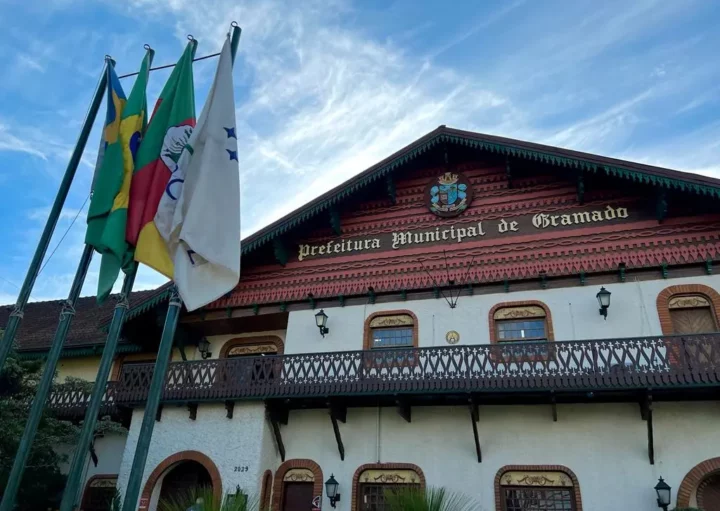 Imagem da fachada da prefeitura municipal de Gramado, no Rio Grande do Sul, para ilustrar matéria sobre as cidades mais frias do Brasil