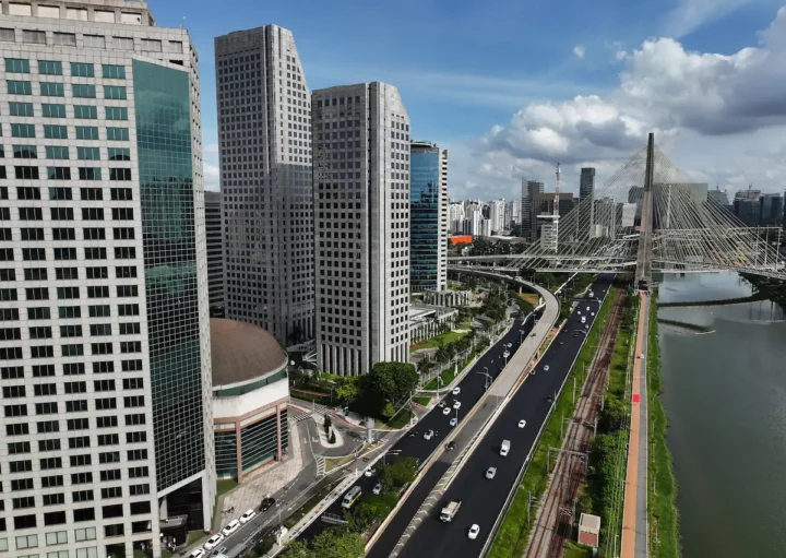 Fotografia aérea de uma avenida em São Paulo. A cidade mais rica do Brasil.