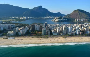 Fotografia aérea da Lagoa Rodrigo de Freitas, com trecho de Ipanema, no Rio de Janeiro.