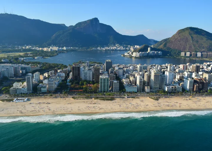 Fotografia aérea da Lagoa Rodrigo de Freitas, com trecho de Ipanema, no Rio de Janeiro.