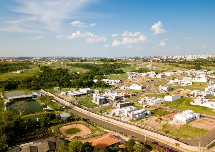 Imagem aérea de pequena cidade com prédios, casas e poucas árvores para ilustrar matéria sobre melhores cidades pequenas para se viver no Brasil