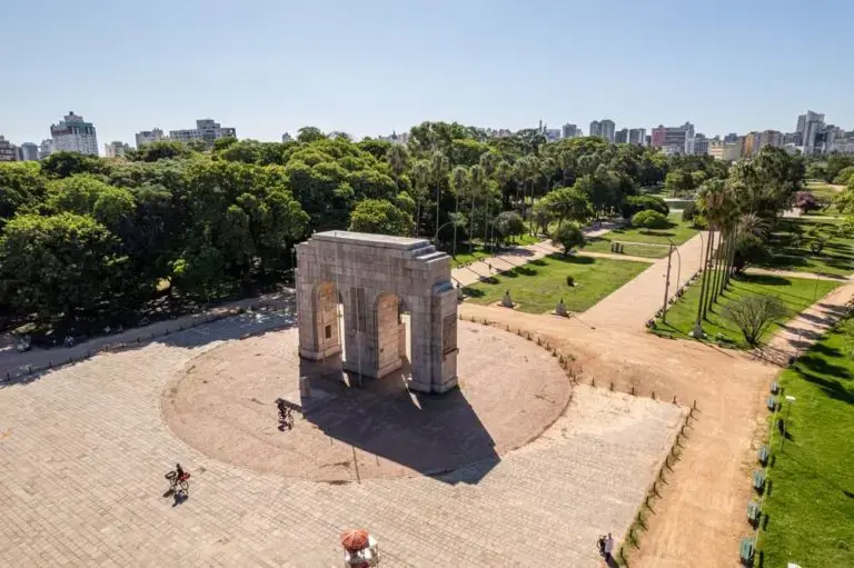 Imagem da vista aérea do Parque Farroupilha, mais conhecido como Parque Redenção, em Porto Alegre
