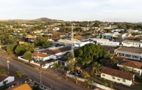 Fotografia aérea de uma cidade do interior.