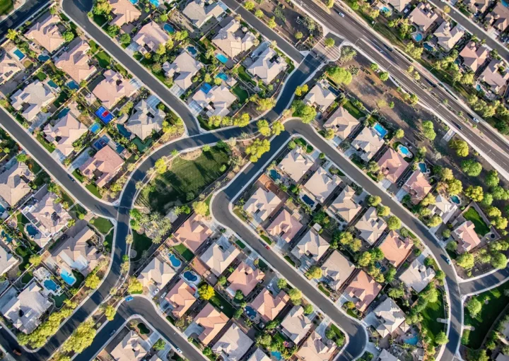 Fotografia aérea de um bairro planejado.