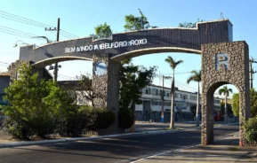 Fotografia do monumento de entrada da cidade de Belford Roxo.