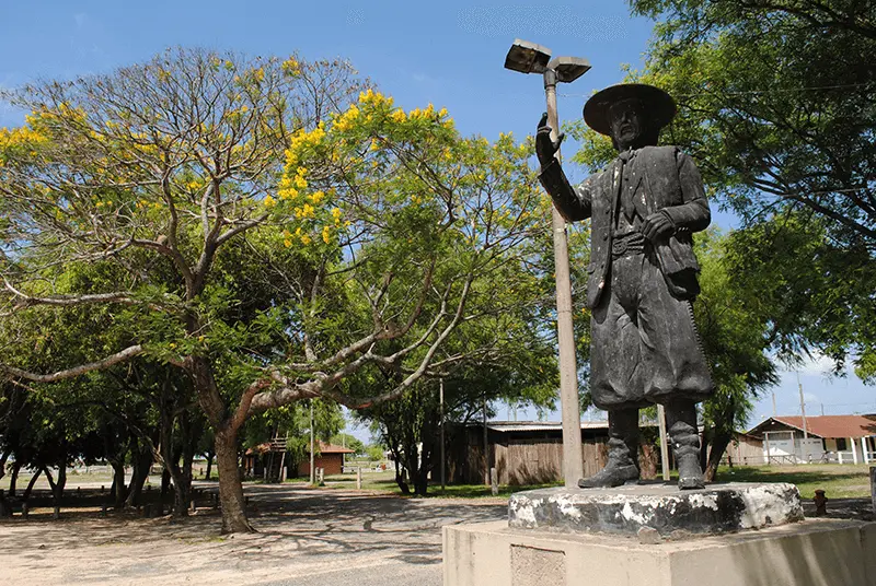 Imagem de monumento em pedra cercado por árvores no parque Maurício Sirotsky Sobrinho, em Porto Alegre